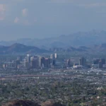 Foto de arquivo: prédios do centro de Phoenix, no Arizona, vistos de longe durante o dia, com montanhas ao fundo