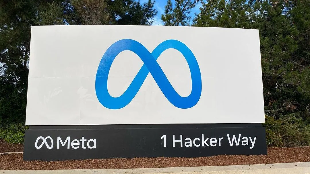 Placa branca com o logotipo azul da Meta na entrada da sede da empresa, em Menlo Park, na Califórnia, em 2022 (imagem de arquivo)