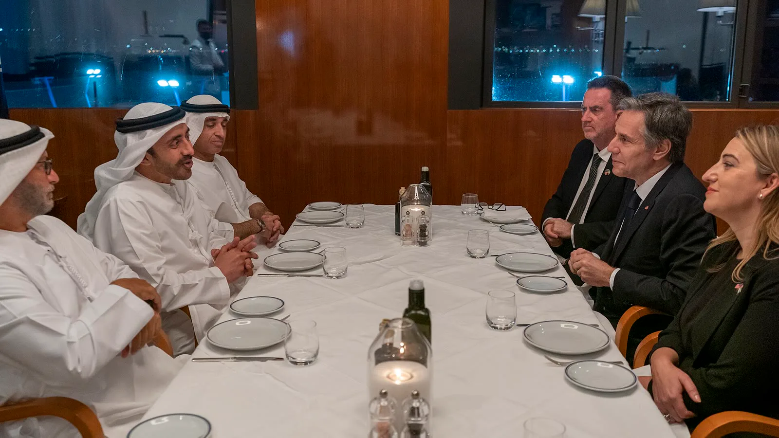 O chanceler dos Emirados, Sheikh Abdullah bin Zayed, de branco, sentado à mesa num jantar com o então secretário de Estado dos EUA, Antony Blinken, e as duas delegações, em Abu Dhabi, em maio de 2022 (imagem de arquivo)