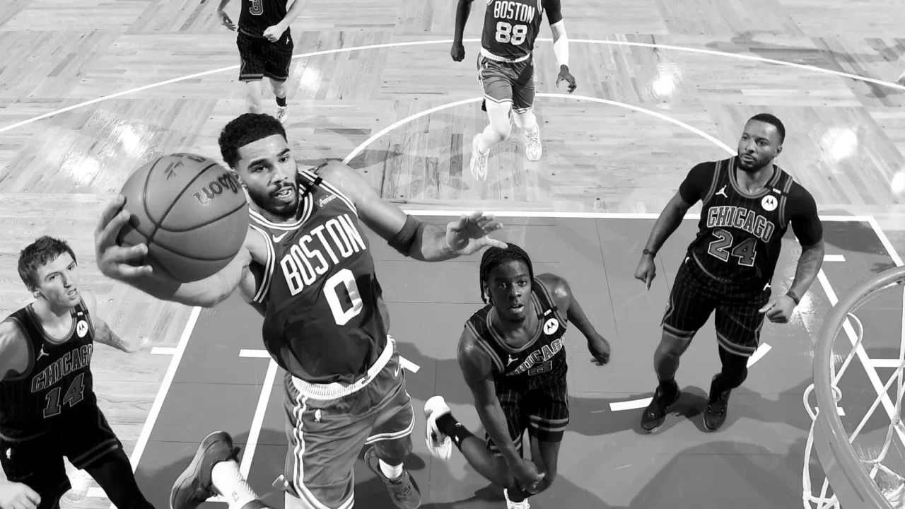 Jogador do Boston Celtics, de camisa 0, avança com a bola para a cesta sob marcação de jogadores do Chicago Bulls