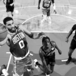 Jogador do Boston Celtics, de camisa 0, avança com a bola para a cesta sob marcação de jogadores do Chicago Bulls
