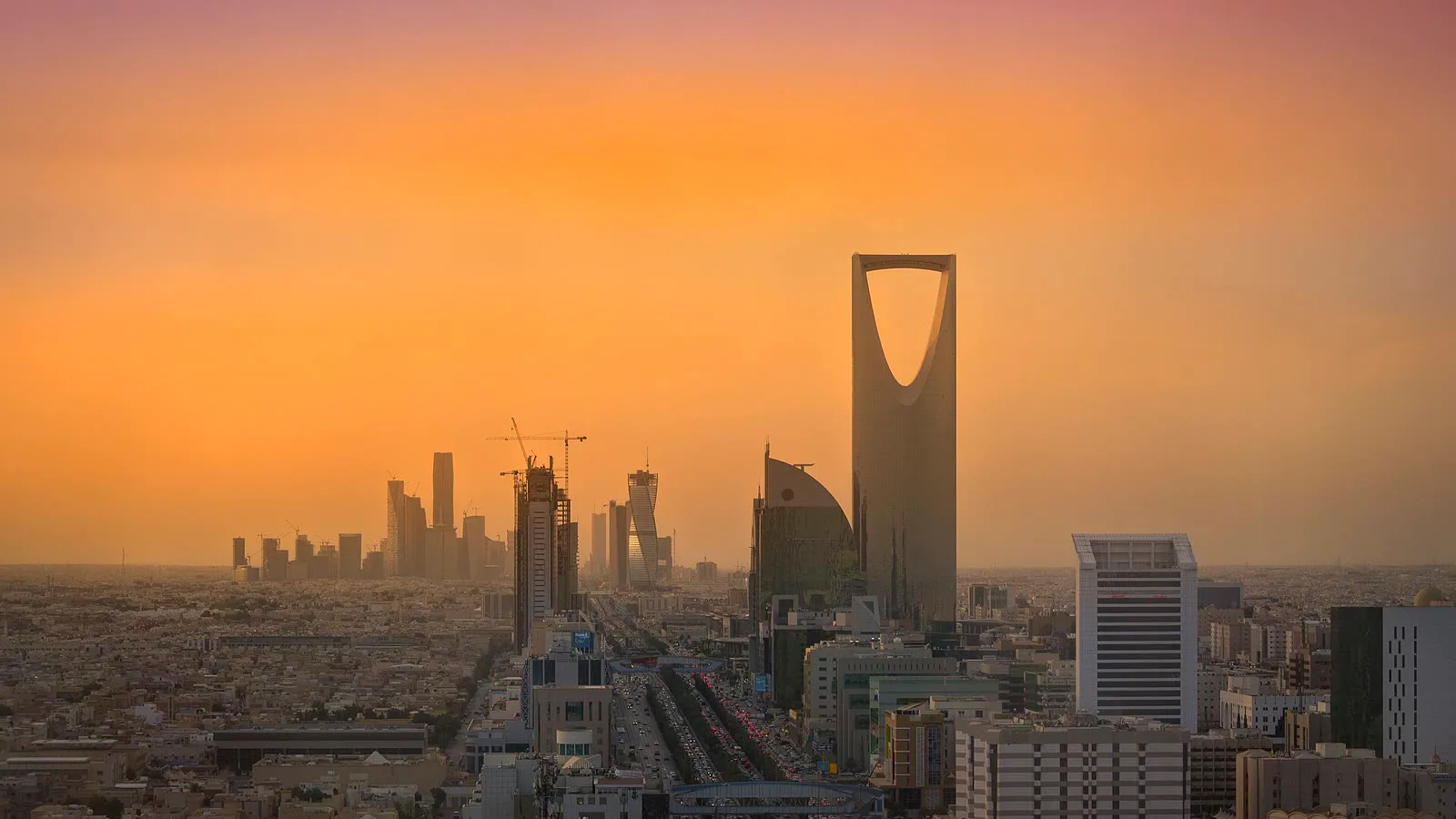 Vista de Riad, capital da Arábia Saudita, ao entardecer, com a torre Kingdom Centre à direita e os prédios do distrito financeiro King Abdullah ao fundo (imagem de arquivo)
