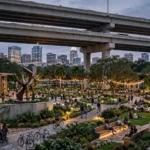 Ilustração mostra como deve ficar o parque urbano do projeto The Canopy sob o viaduto da rodovia I-4, no centro de Orlando, com áreas de lazer, ciclovia e espaços de convivência.