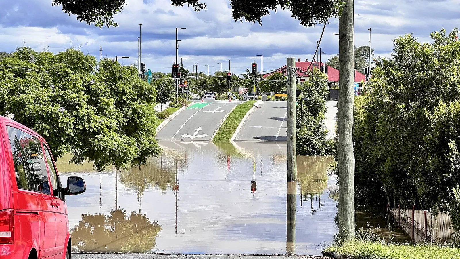 Rua alagada no bairro de Yeronga, em Brisbane, durante a enchente de fevereiro de 2022 (imagem de arquivo)