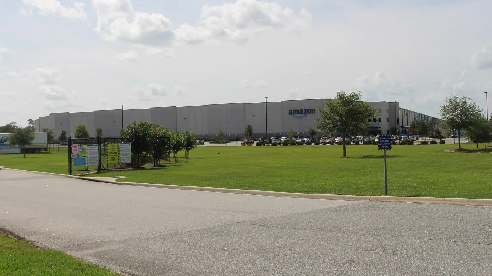 Foto de arquivo do centro de distribuição da Amazon em Ocala, no condado de Marion, na Flórida, visto da rua de acesso, com gramado e árvores à frente