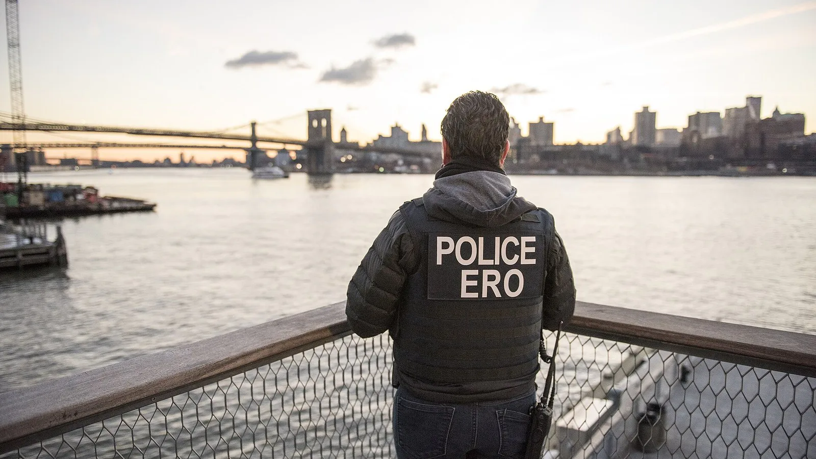 Agente das Operações de Fiscalização e Remoção (ERO) do ICE, de costas, em Nova York, em janeiro de 2016 (imagem de arquivo; não tem relação com o caso)