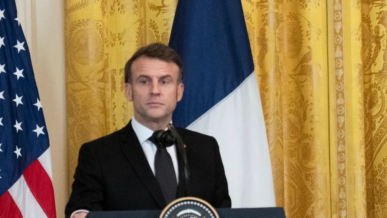 Emmanuel Macron diante de bandeiras dos Estados Unidos e da França numa entrevista coletiva na Casa Branca, em fevereiro de 2025 (imagem de arquivo)