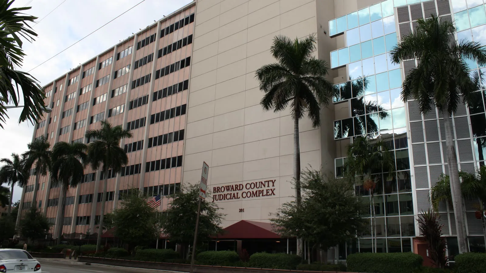 Prédio do complexo judicial do condado de Broward, em Fort Lauderdale, com palmeiras na calçada, em 2010 (imagem de arquivo)