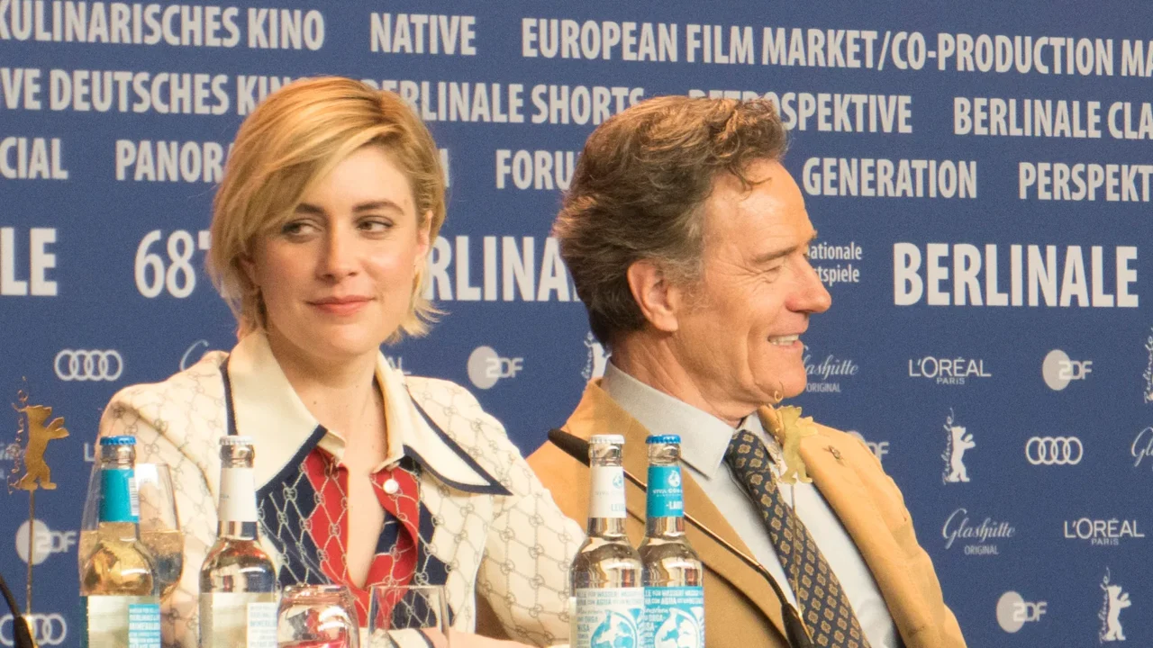 Greta Gerwig ao lado de Bryan Cranston em coletiva de imprensa na Berlinale