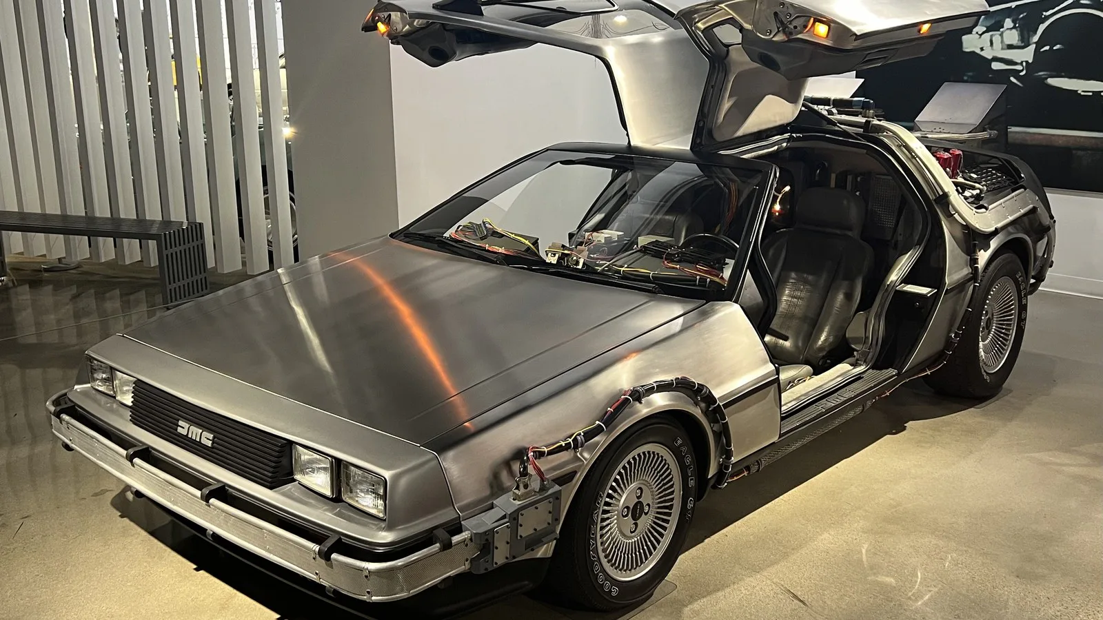 O DeLorean DMC-12 de 1981 usado como máquina do tempo em "De Volta para o Futuro", com as portas abertas, exposto no Petersen Automotive Museum, em Los Angeles