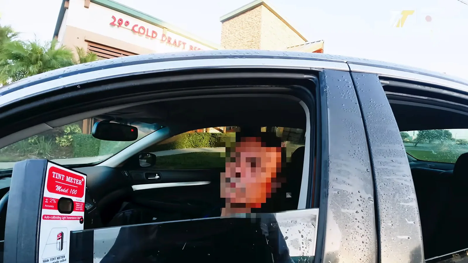 Medidor de película preso ao vidro do motorista durante a abordagem; o rosto do motorista foi borrado no vídeo original da polícia