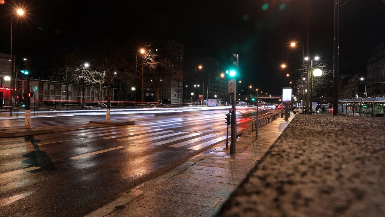 Cours de Vincennes à noite, avenida do leste de Paris onde terminou o cortejo de sábado (foto de arquivo de 2024)
