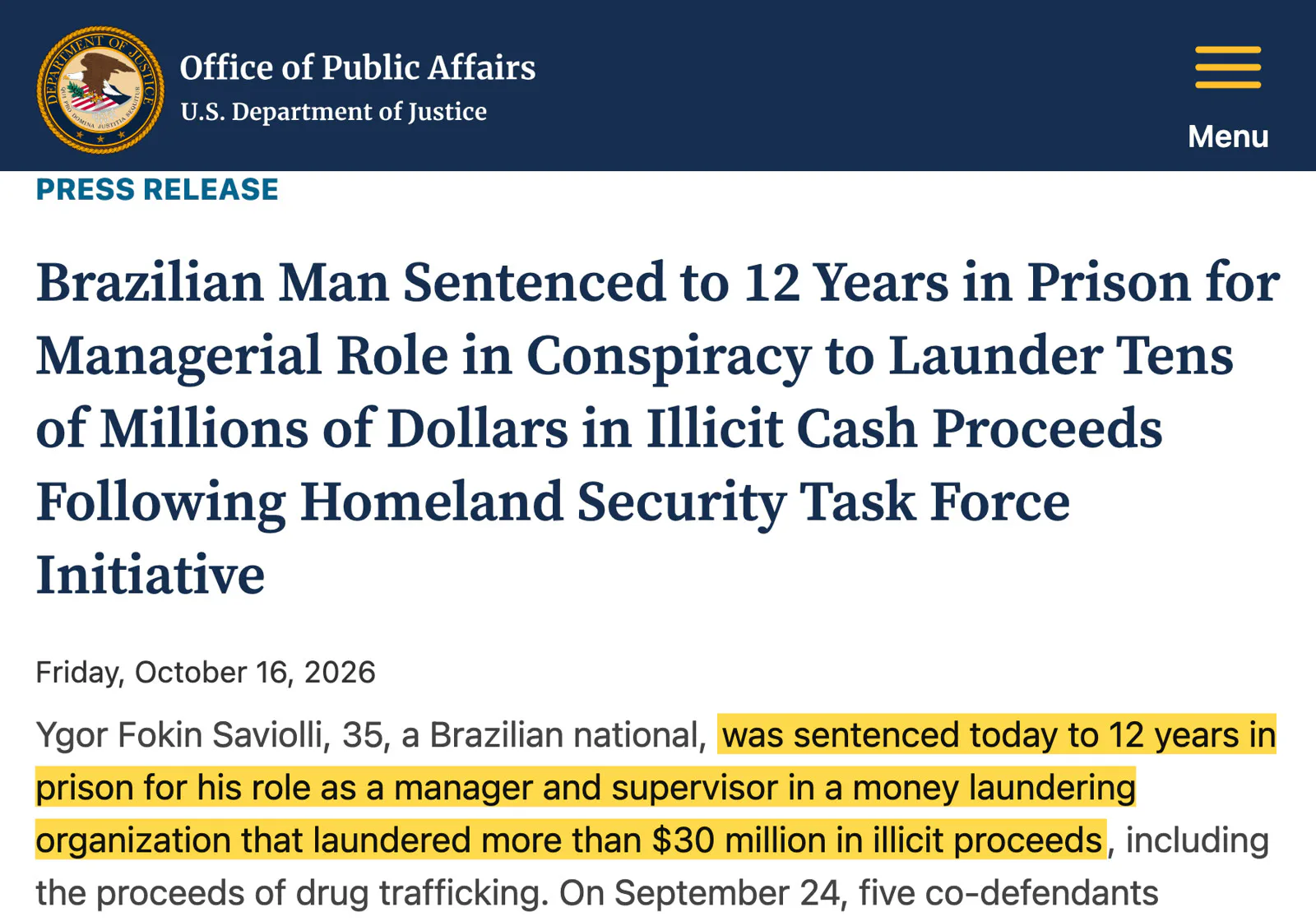 Trecho do comunicado do Departamento de Justiça de 16 de outubro de 2026 com o título em inglês sobre a condenação do brasileiro a 12 anos e o parágrafo inicial grifado em amarelo
