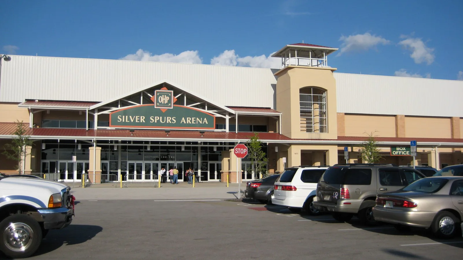 Fachada da Silver Spurs Arena, no Osceola Heritage Park, em Kissimmee, na Flórida, complexo onde votam os eleitores do consulado em Orlando