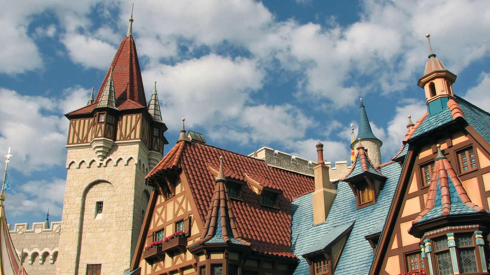 Fachadas coloridas em estilo bávaro, com torres e telhados pontudos, na área Fantasyland do Magic Kingdom