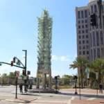 Cruzamento da Orange Avenue com a South Street, no centro de Orlando, com a sede da prefeitura ao fundo, em março de 2017 (imagem de arquivo)