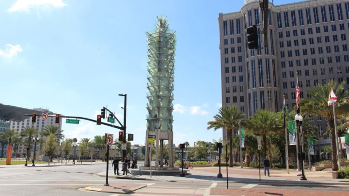 Cruzamento da Orange Avenue com a South Street, no centro de Orlando, com a sede da prefeitura ao fundo, em março de 2017 (imagem de arquivo)