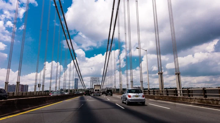 Carros atravessam a Ponte George Washington, que liga Manhattan, em Nova York, a Fort Lee, em Nova Jersey, em julho de 2015 (imagem de arquivo)