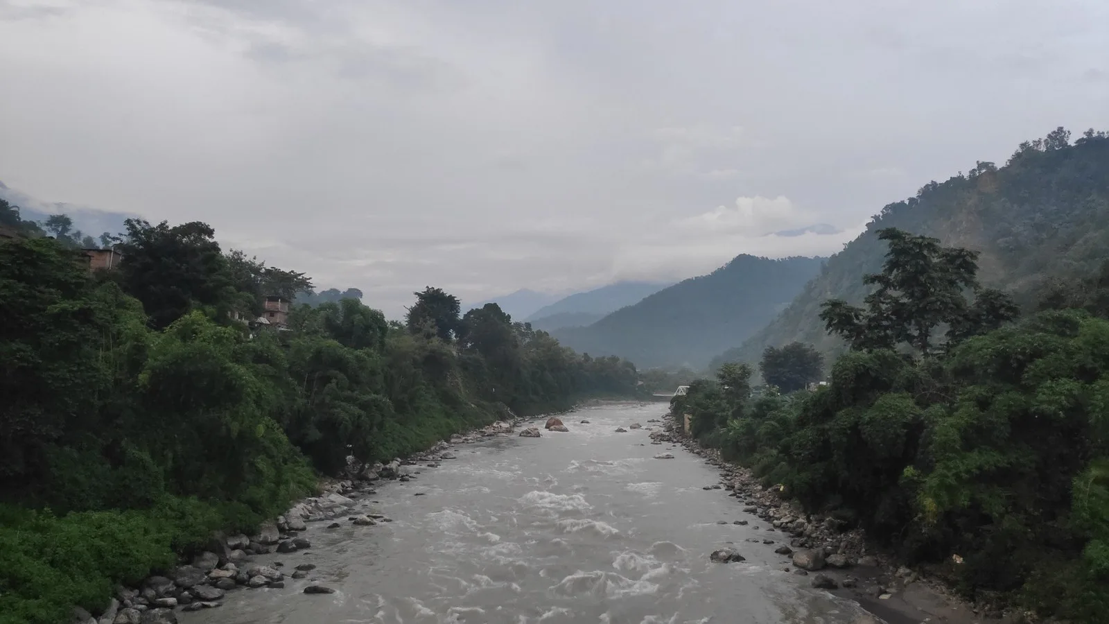 O rio Budhi Gandaki entre encostas cobertas de mata, no Nepal, em foto de arquivo de 2019