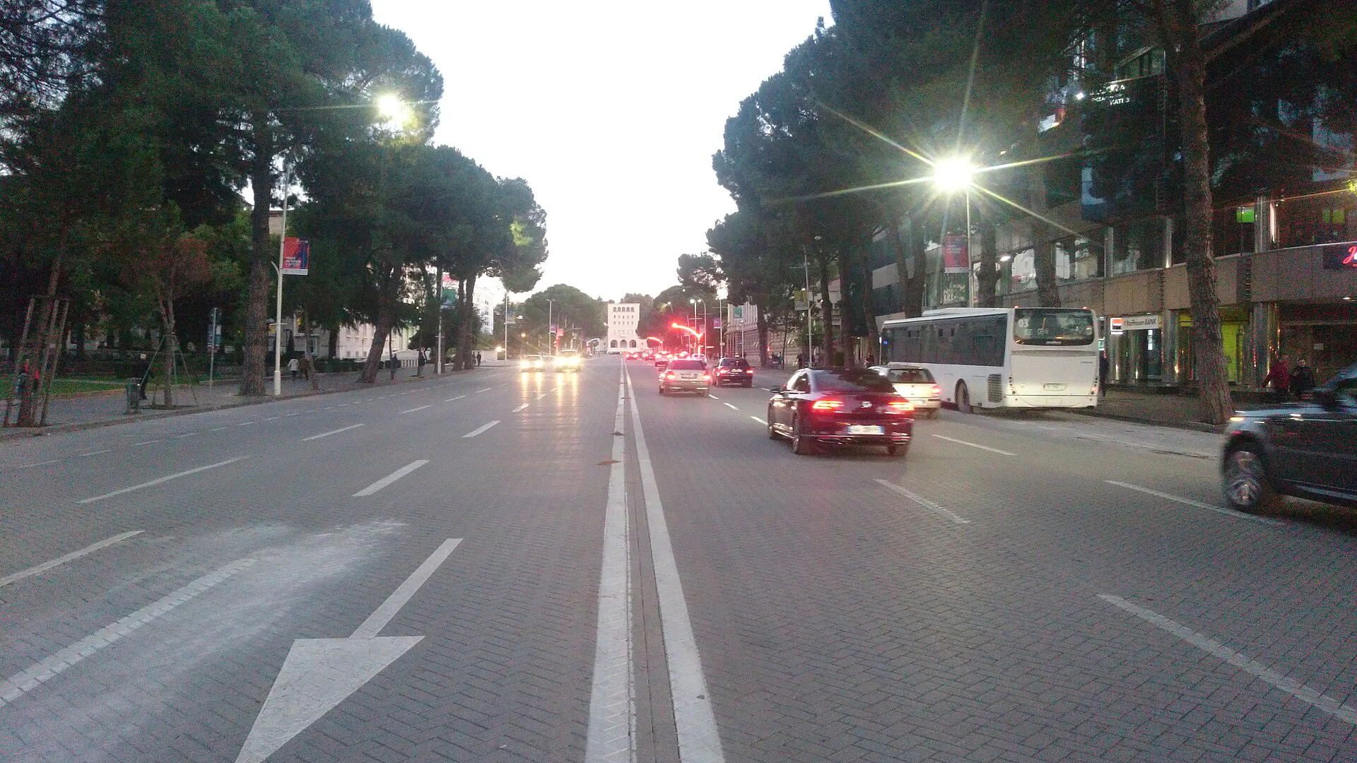 Bulevar Dëshmorët e Kombit, a principal avenida de Tirana, capital da Albânia (foto de arquivo)