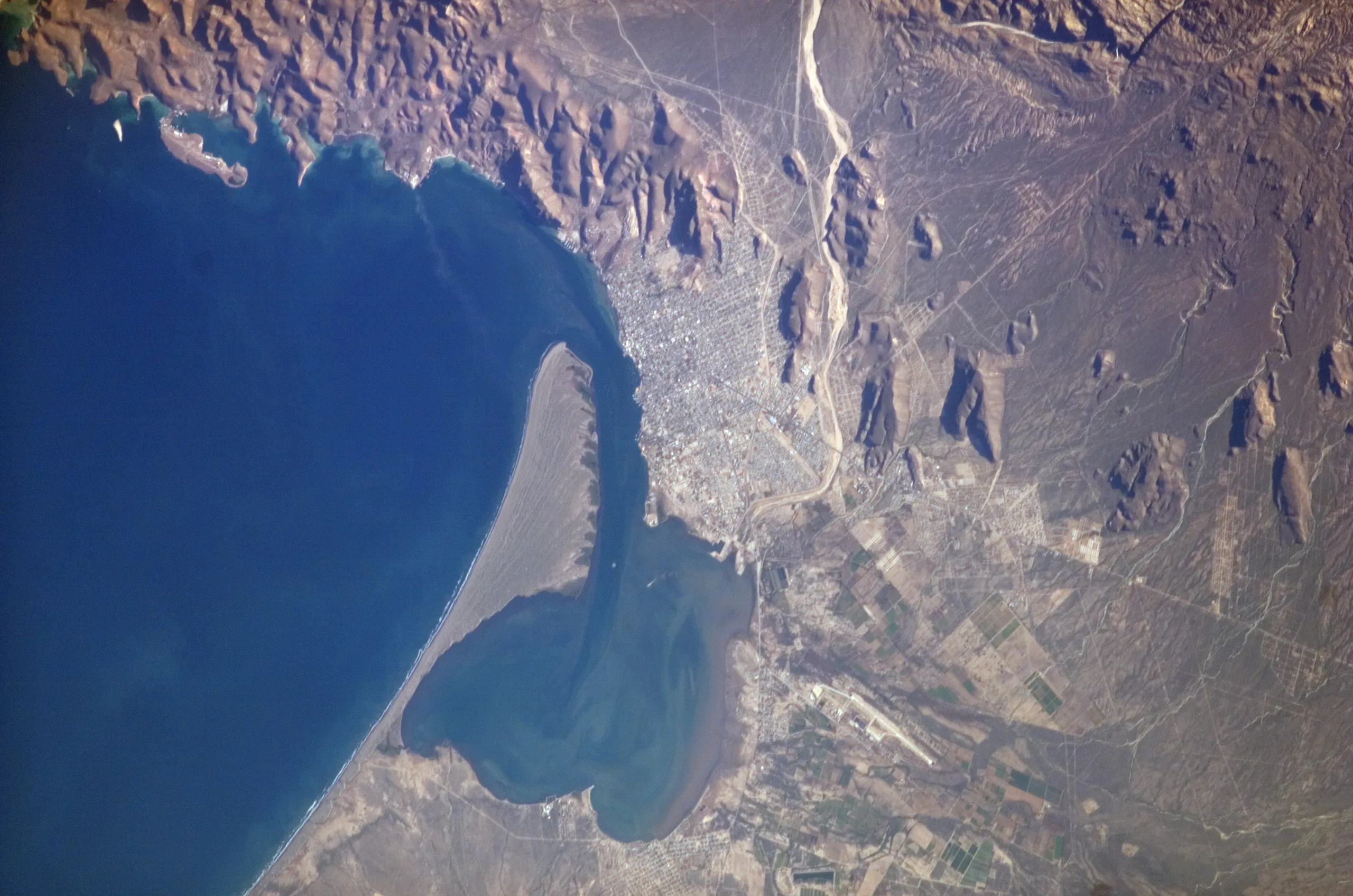 Baía de La Paz, no Golfo da Califórnia, vista do espaço em imagem da NASA, com a cidade de La Paz à direita