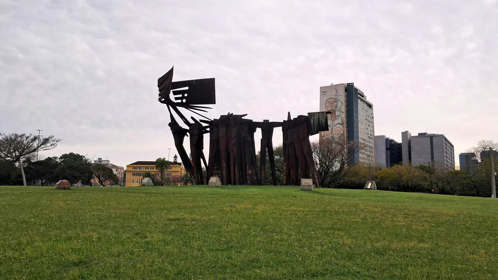 Gramado e escultura de metal no Largo dos Açorianos, em Porto Alegre, em foto de setembro de 2025