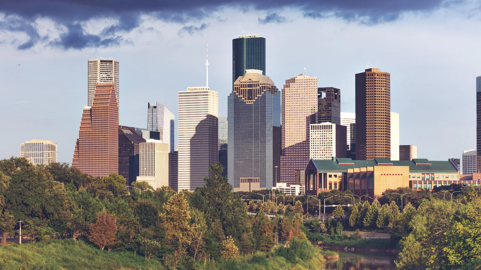 Prédios do centro de Houston vistos do oeste, por cima do Buffalo Bayou, em setembro de 2018