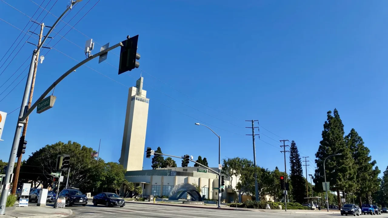 Torre e prédio do Veterans Memorial Building, com o número 4117 na fachada, na esquina da Overland Avenue com o Culver Boulevard, em Culver City, na Califórnia, no parque onde votam os brasileiros do consulado em Los Angeles (imagem de arquivo)