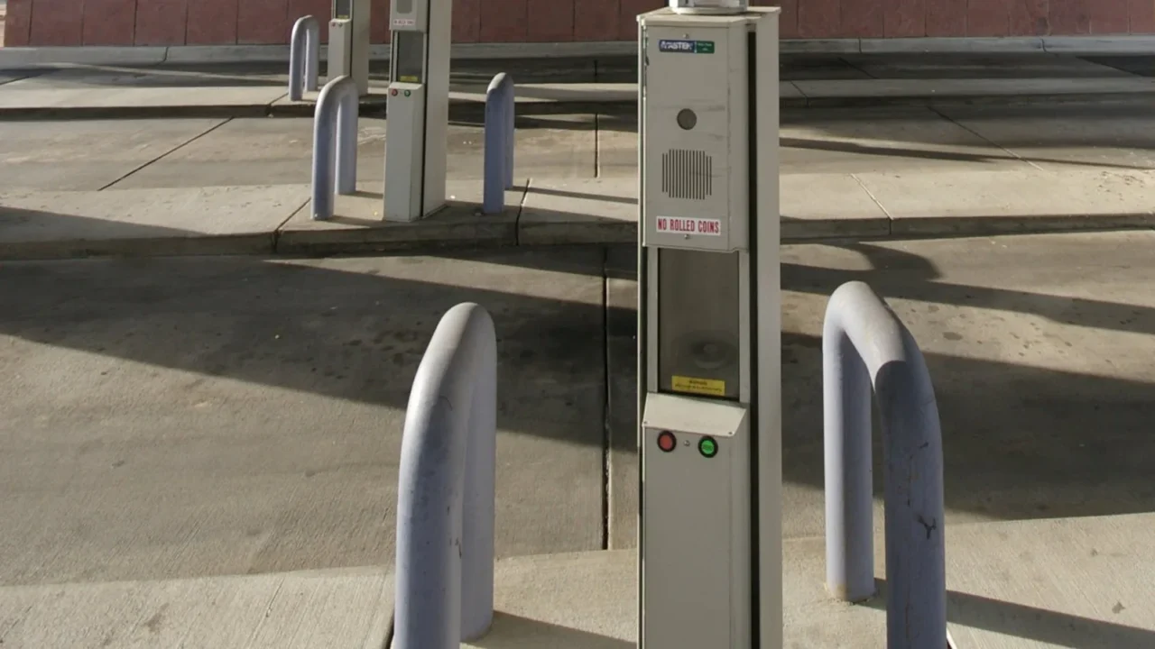 Estação de atendimento de drive-thru com tubo pneumático, sob a cobertura de uma agência bancária (imagem ilustrativa, sem relação com o vídeo)