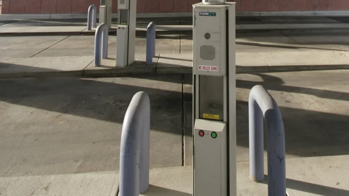 Estação de atendimento de drive-thru com tubo pneumático, sob a cobertura de uma agência bancária (imagem ilustrativa, sem relação com o vídeo)