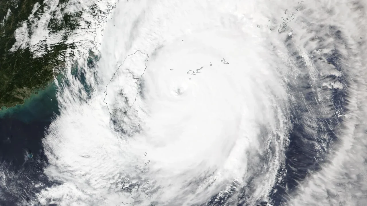 O tufão Champi em 23 de outubro de 2026, em imagem de satélite: a espiral de nuvens cobre Taiwan, com o olho no mar, a leste da ilha