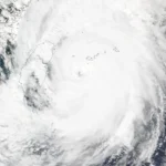 O tufão Champi em 23 de outubro de 2026, em imagem de satélite: a espiral de nuvens cobre Taiwan, com o olho no mar, a leste da ilha