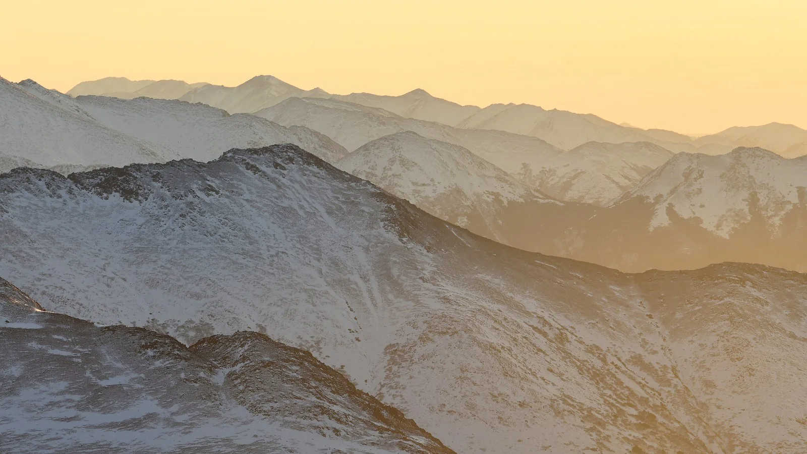 Cristas das montanhas Chugach cobertas pela primeira neve do inverno, vistas do pico Flattop