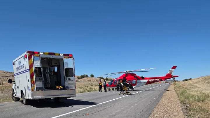 Ambulância e helicóptero de resgate na Interestadual 15, perto de Levan, no Utah, depois da batida de 12 de junho de 2026