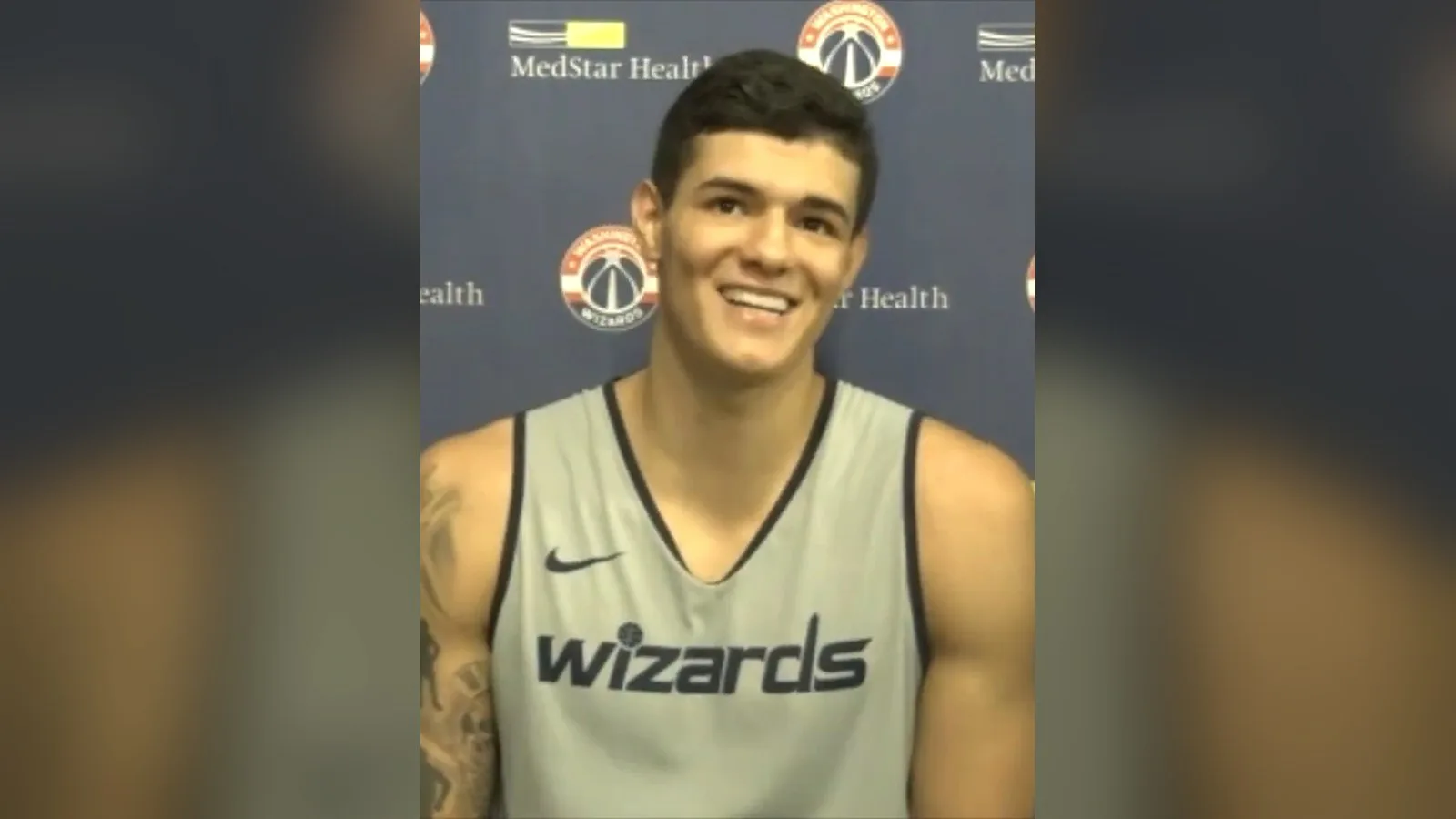 Gui Santos sorri durante entrevista depois de um treino pré-draft com o Washington Wizards, em 2021