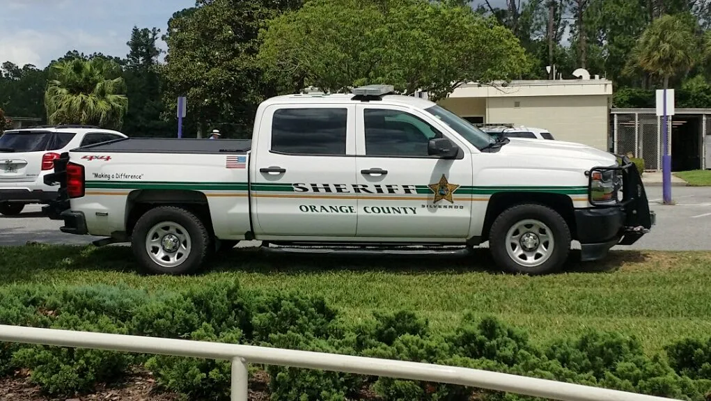 Picape Chevrolet Silverado branca do xerifado de Orange County, com a palavra "Sheriff" e a estrela do xerifado na porta (imagem de arquivo, 2019)
