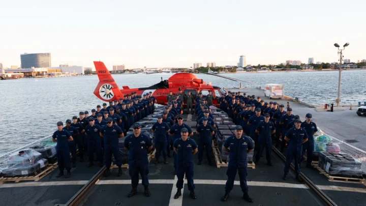 Tripulação do navio Tampa, da Guarda Costeira dos EUA, posa no convés ao lado dos fardos de drogas apreendidas e do helicóptero da corporação, em Port Everglades, na Flórida