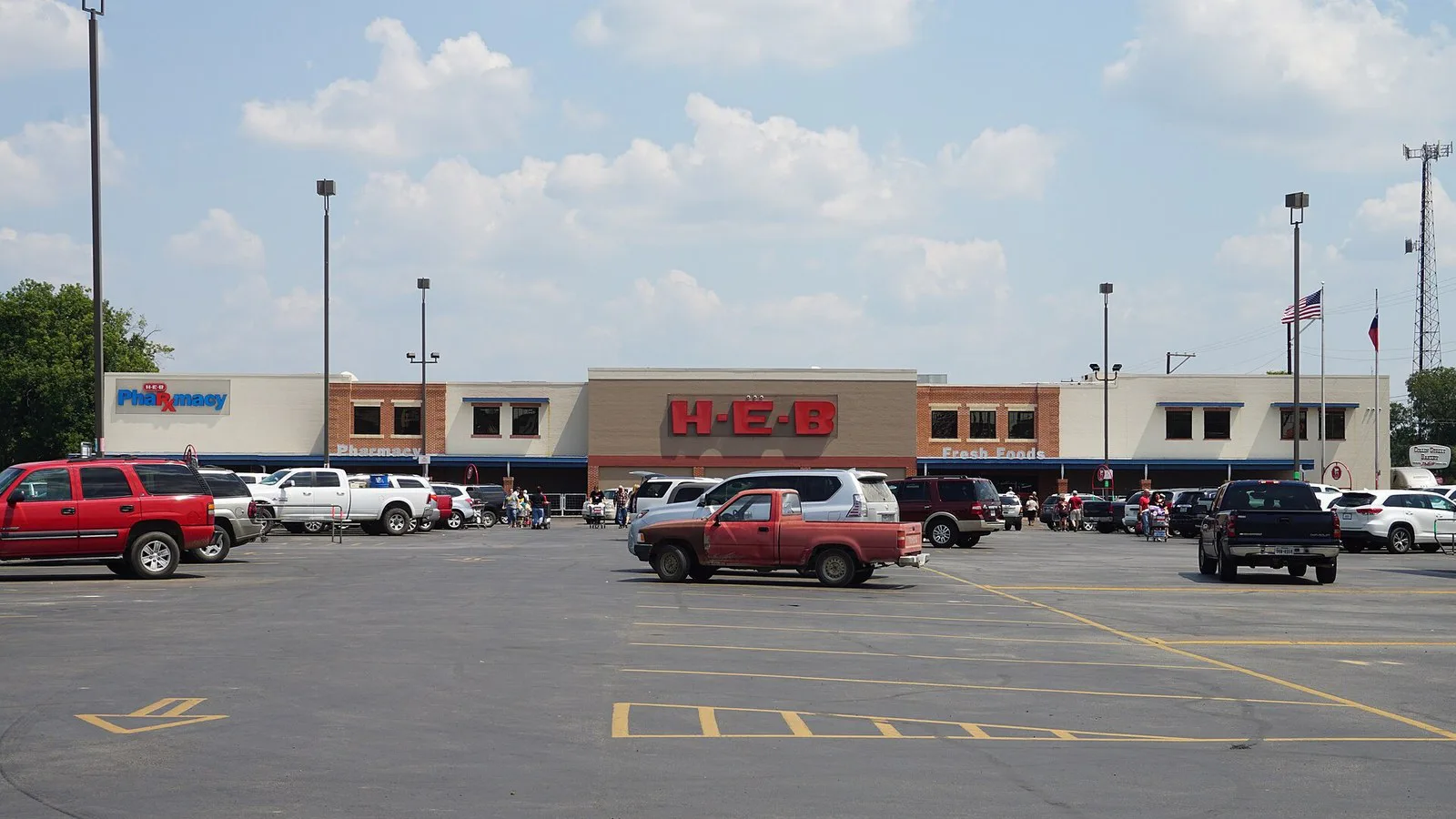 Estacionamento de uma loja H-E-B em Corsicana, no Texas, com picapes e carros parados em frente