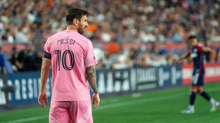 Lionel Messi, de costas com a camisa 10 rosa do Inter Miami, caminha no gramado durante jogo contra o New England Revolution em 2025