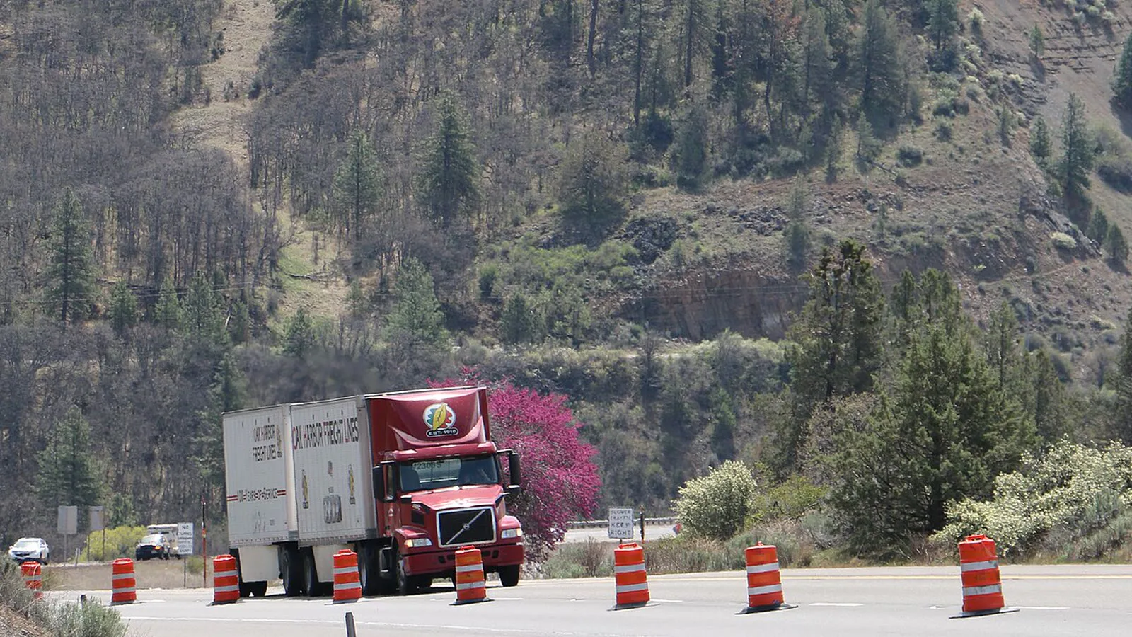 Carreta passa por trecho em obras de uma rodovia interestadual na chegada ao Oregon, em abril de 2021 (imagem de arquivo; não é a carreta do acidente)