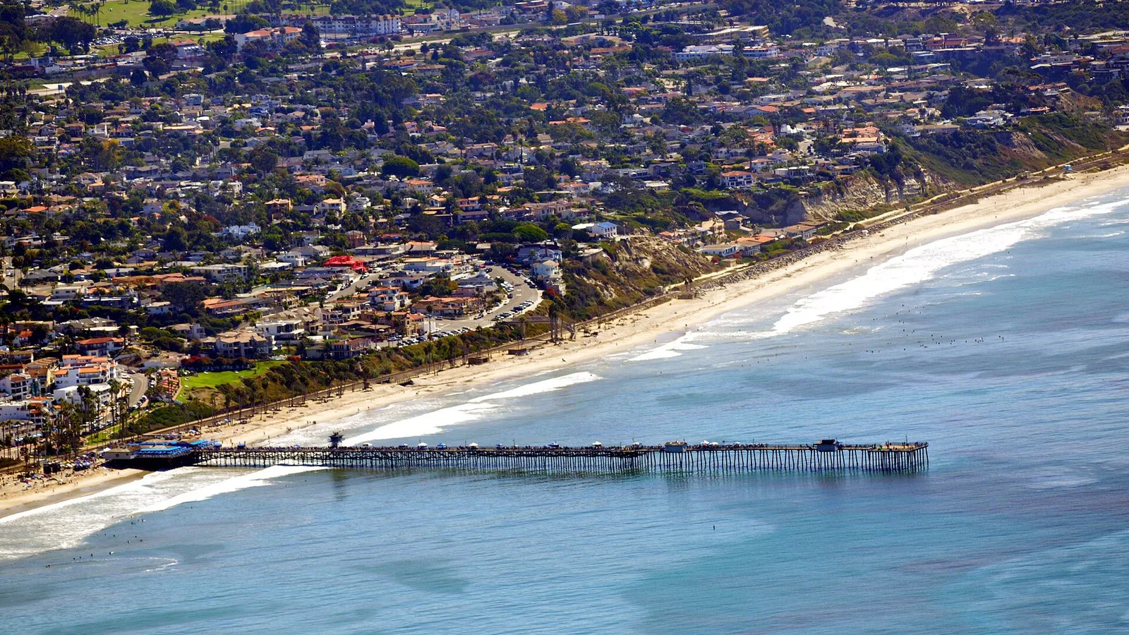 Foto de arquivo: vista aérea de San Clemente, com o píer, a praia e os bairros nas encostas