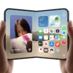 Duas mãos abrindo um iPhone Duo, com a tela interna entreaberta mostrando a tela inicial com fotos e ícones de aplicativos