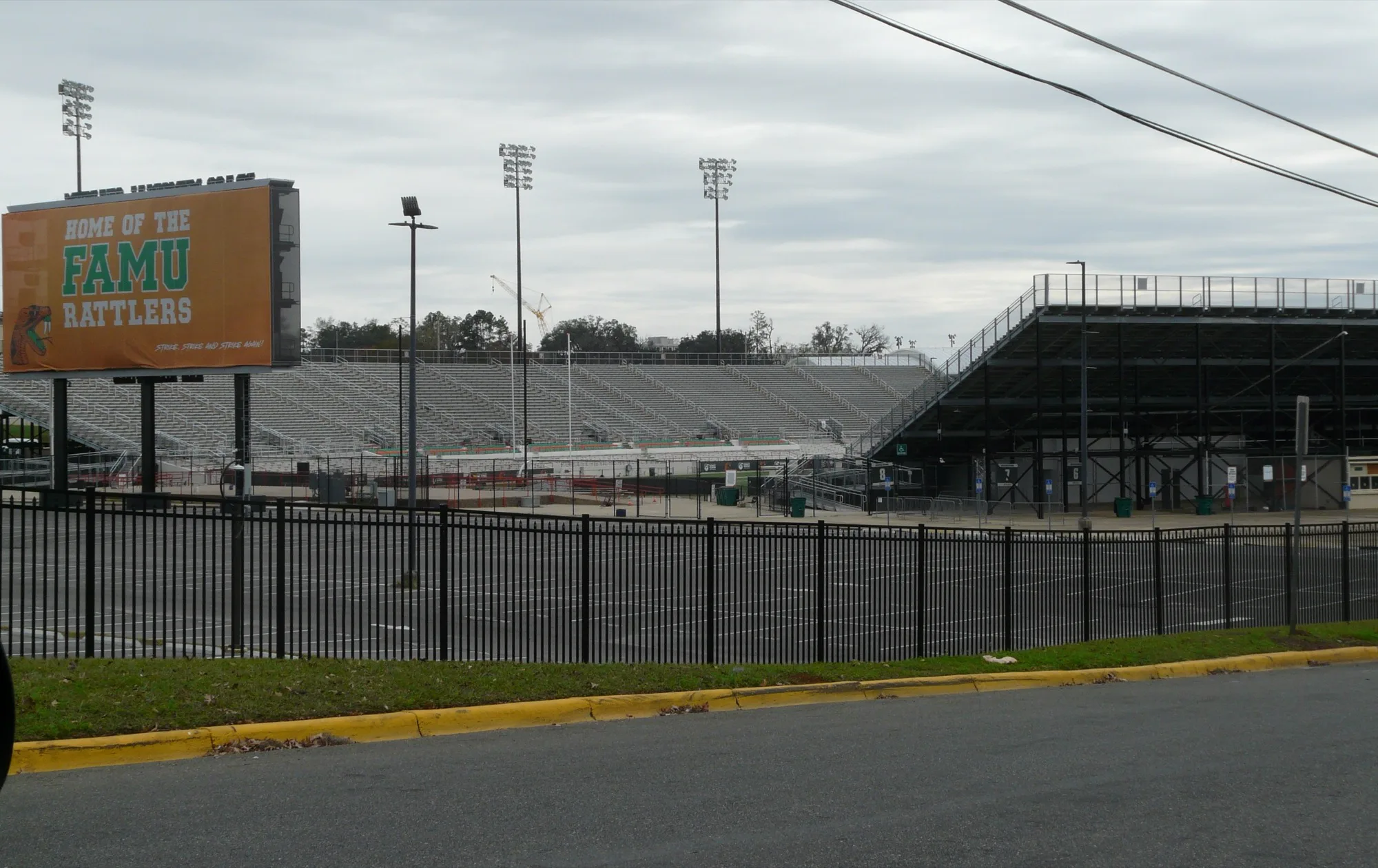 Arquibancadas vazias do Estádio Bragg Memorial e telão com "Home of the FAMU Rattlers", vistos da esquina das ruas Floral e Perry, em Tallahassee (foto de arquivo)