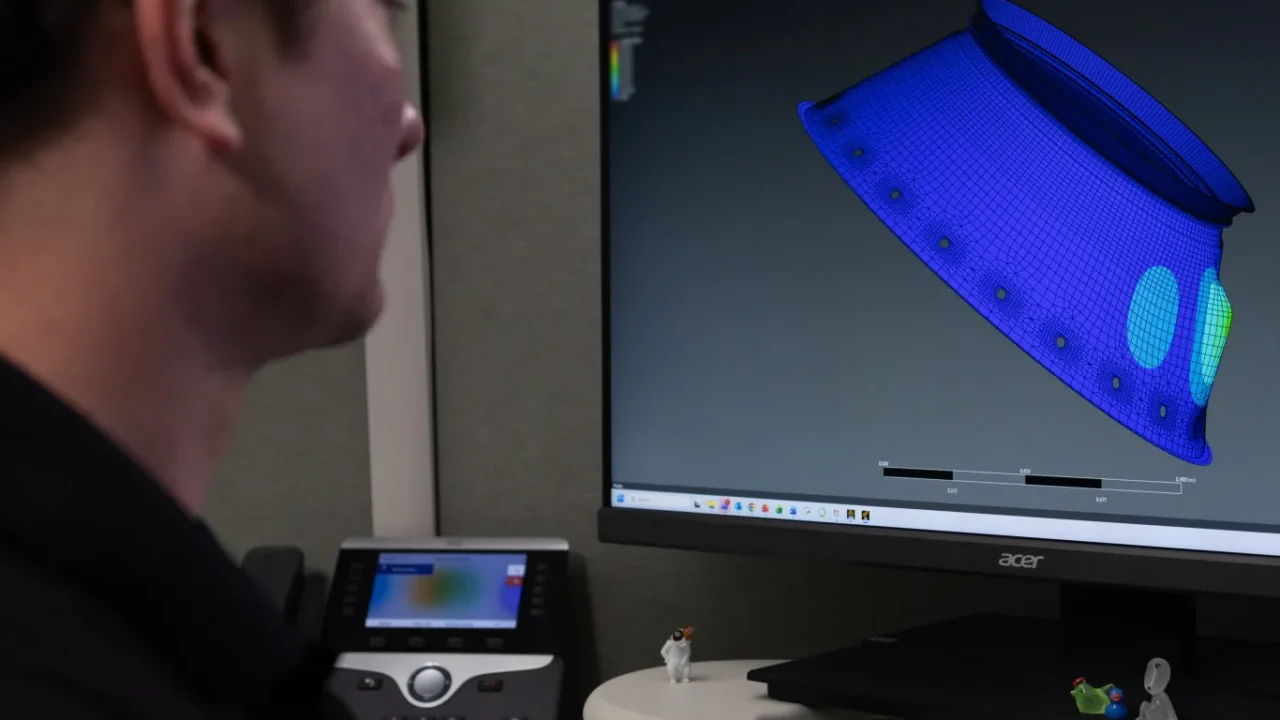 Stirling Allen, integrante do Grupo de Ambientes Dinâmicos do Escritório do Programa de Serviços de Lançamento da NASA, apresenta um software digital comercial no Centro Espacial Kennedy da NASA, na Flórida. O software realiza modelagem por elementos finitos para apoiar a análise de choque e