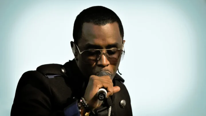 Sean "Diddy" Combs em apresentação ao microfone