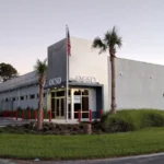 Prédio do Gabinete do Xerife de Orange County, com a sigla OCSO na fachada e a bandeira dos EUA na frente, perto de Disney Springs, na Flórida (imagem de arquivo, 2016)