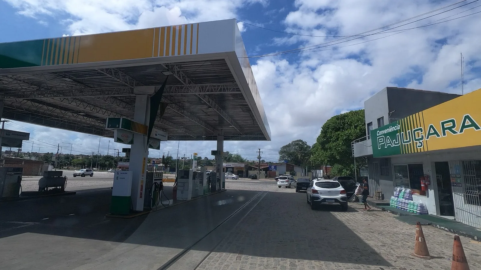 Foto de arquivo de 2023 do Posto de Combustível Pajuçara, da rede Petrobras, em Natal (RN), com a cobertura das bombas e a loja de conveniência ao lado
