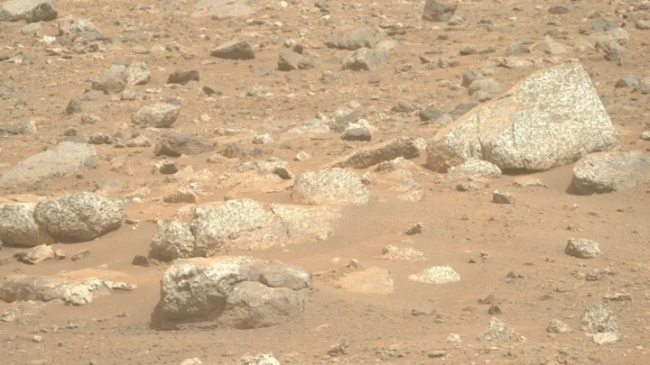 O rover Perseverance da NASA capturou esta imagem de alguns matacões de tom claro espalhados por uma encosta de uma região chamada “Lac de Charmes,” além da borda oeste da cratera Jezero. O Perseverance capturou a imagem usando sua câmera Mastcam-Z direita em 30 de agosto de 2026 (Sol 1965, ou dia