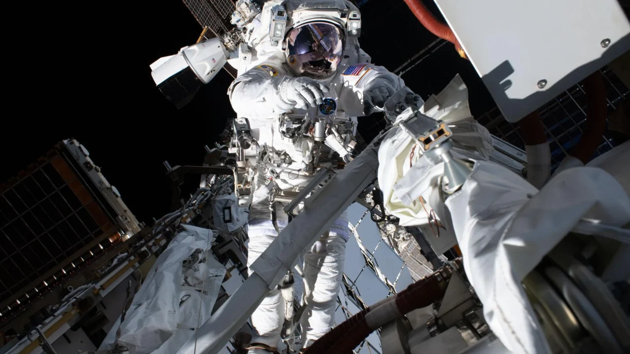 O astronauta da NASA Anil Menon realiza uma caminhada espacial em 6 de agosto de 2026 para preparar a Estação Espacial Internacional para futuras atualizações de seu sistema de energia.