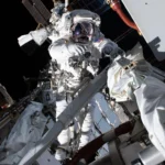 O astronauta da NASA Anil Menon realiza uma caminhada espacial em 6 de agosto de 2026 para preparar a Estação Espacial Internacional para futuras atualizações de seu sistema de energia.